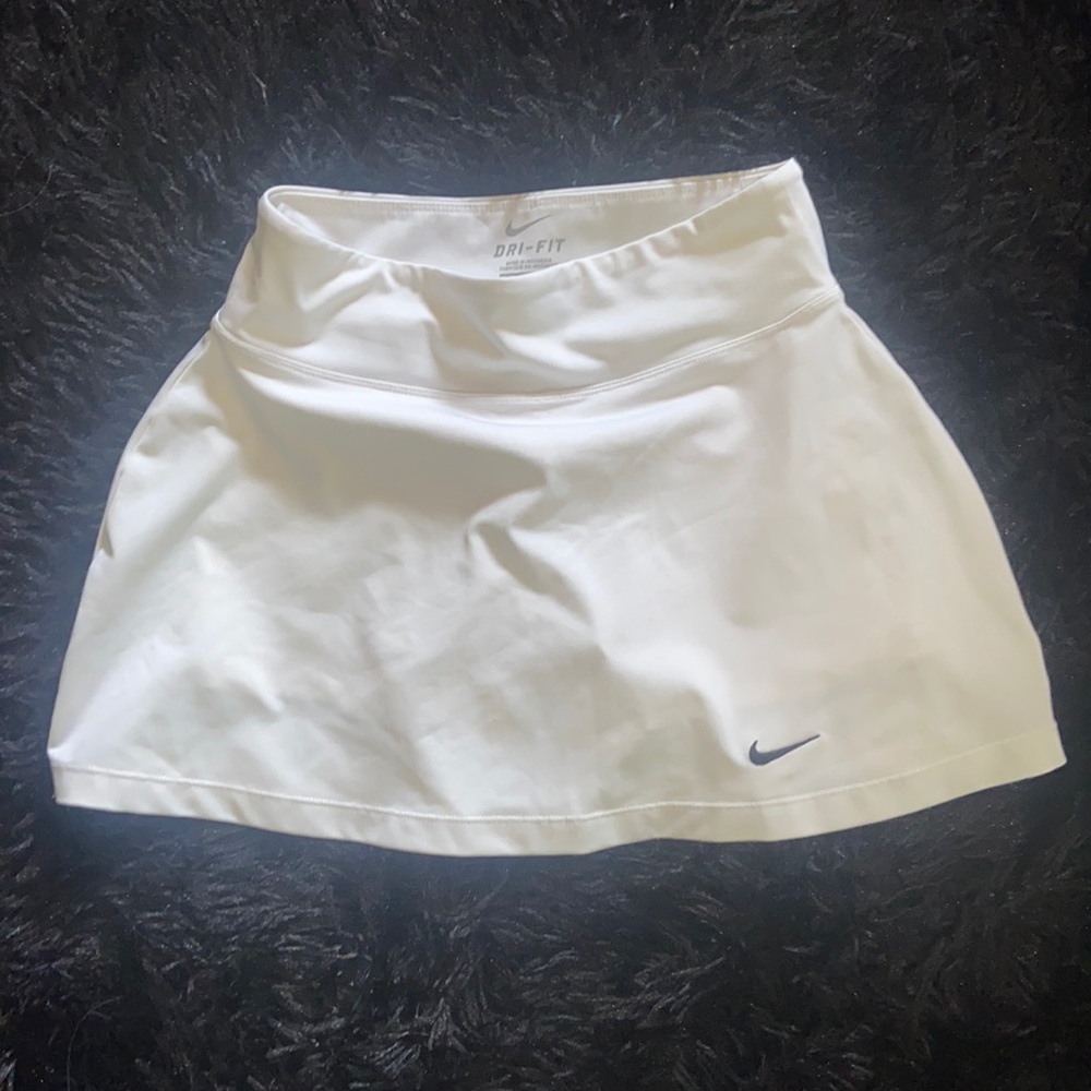 WHITE NIKE SKIRT | SIZE SMALL